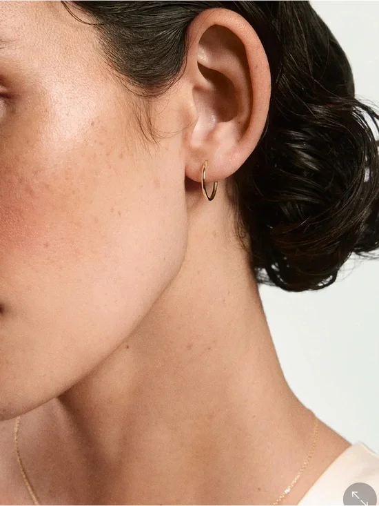 Mejuri small hoop 14k yellow gold - Picture 3 of 8